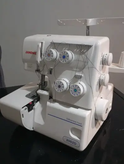 Máquina overlock Janome 8002D - miniatura 2