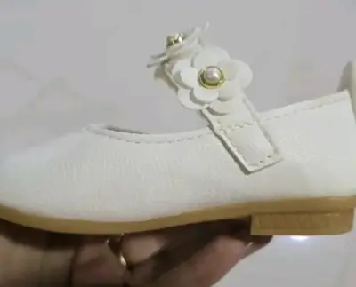 Zapatos blancos con flores - miniatura 2