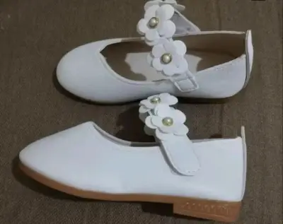 Zapatos blancos con flores - miniatura 3