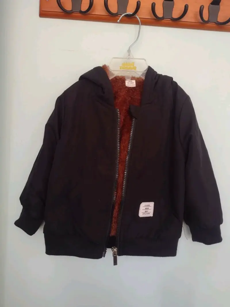 Chaqueta negra con capucha niño