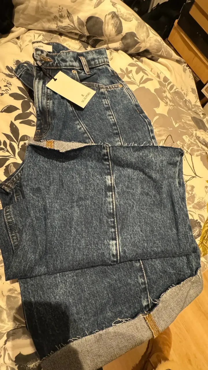 Jeans azul con etiqueta - 2