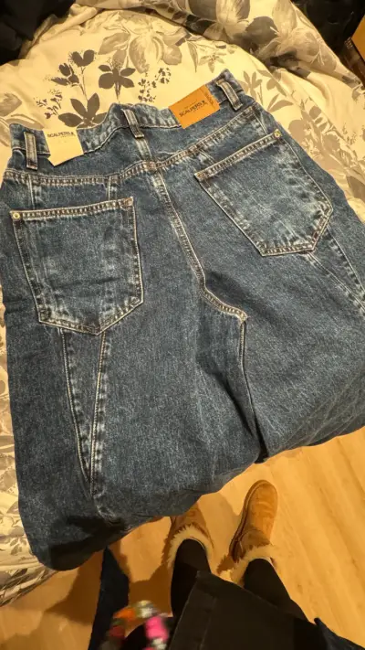 Jeans azul con etiqueta - miniatura 3
