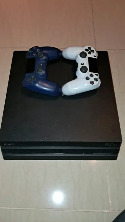 Consola PS4 PRO con 2 controles - miniatura 1