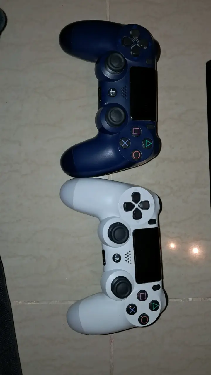 Consola PS4 PRO con 2 controles - 2