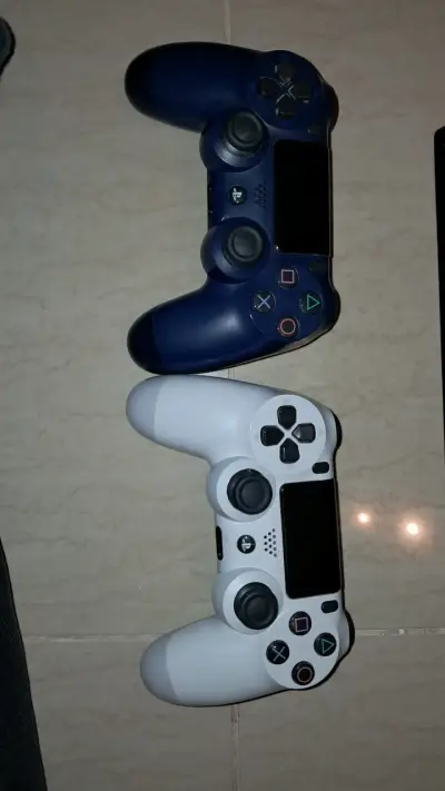 Consola PS4 PRO con 2 controles - miniatura 2