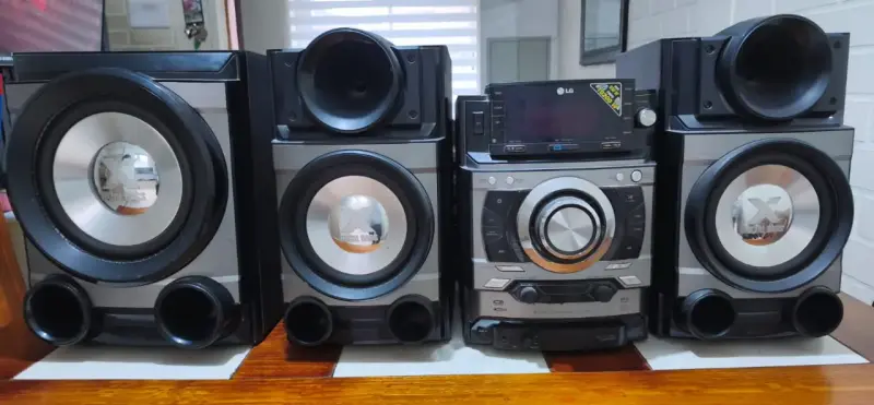 Sistema de audio LG con parlantes