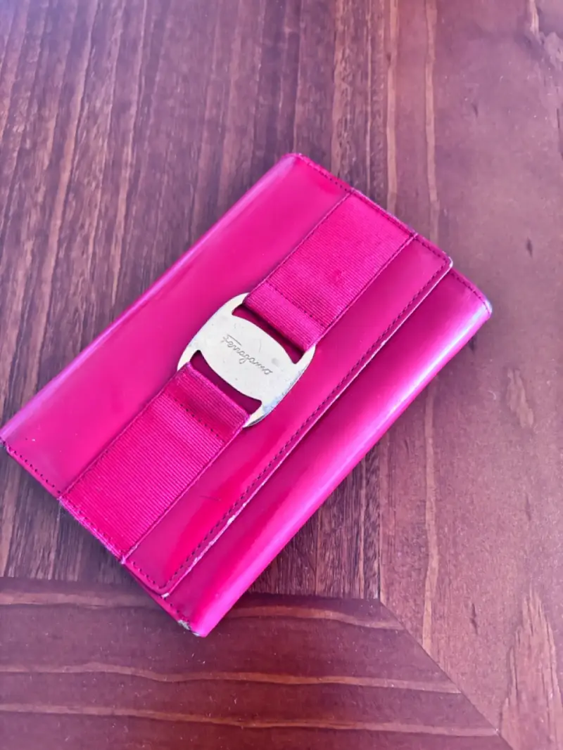 Cartera rosa con hebilla metálica - 1