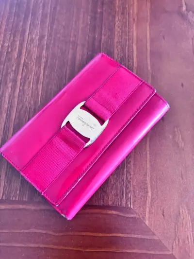 Cartera rosa con hebilla metálica - miniatura 1