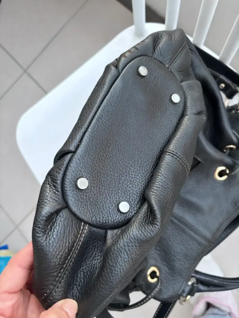 Bolso negro de cuero elegante - 2