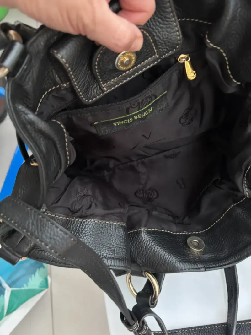 Bolso negro de cuero elegante - 5