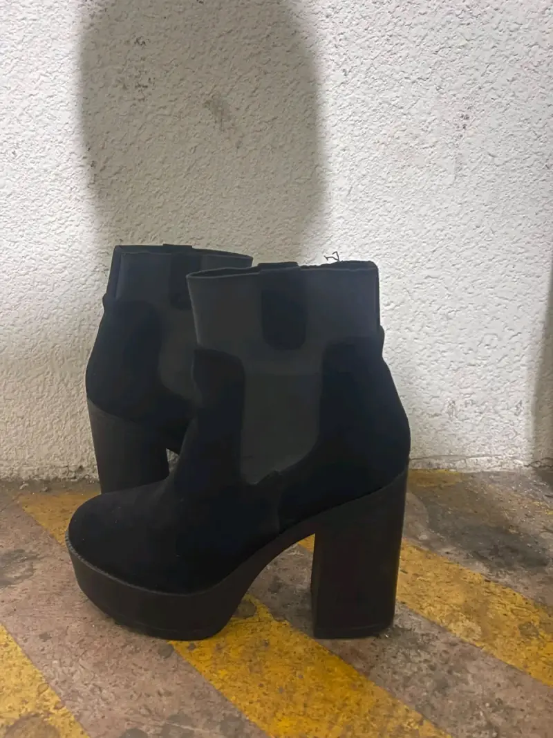 Botines negros con taco alto - 1