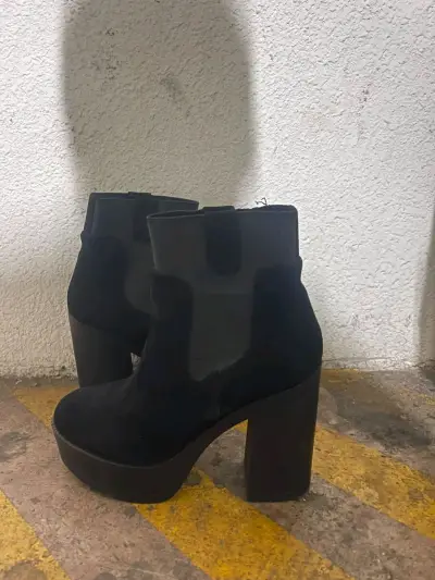 Botines negros con taco alto - miniatura 1