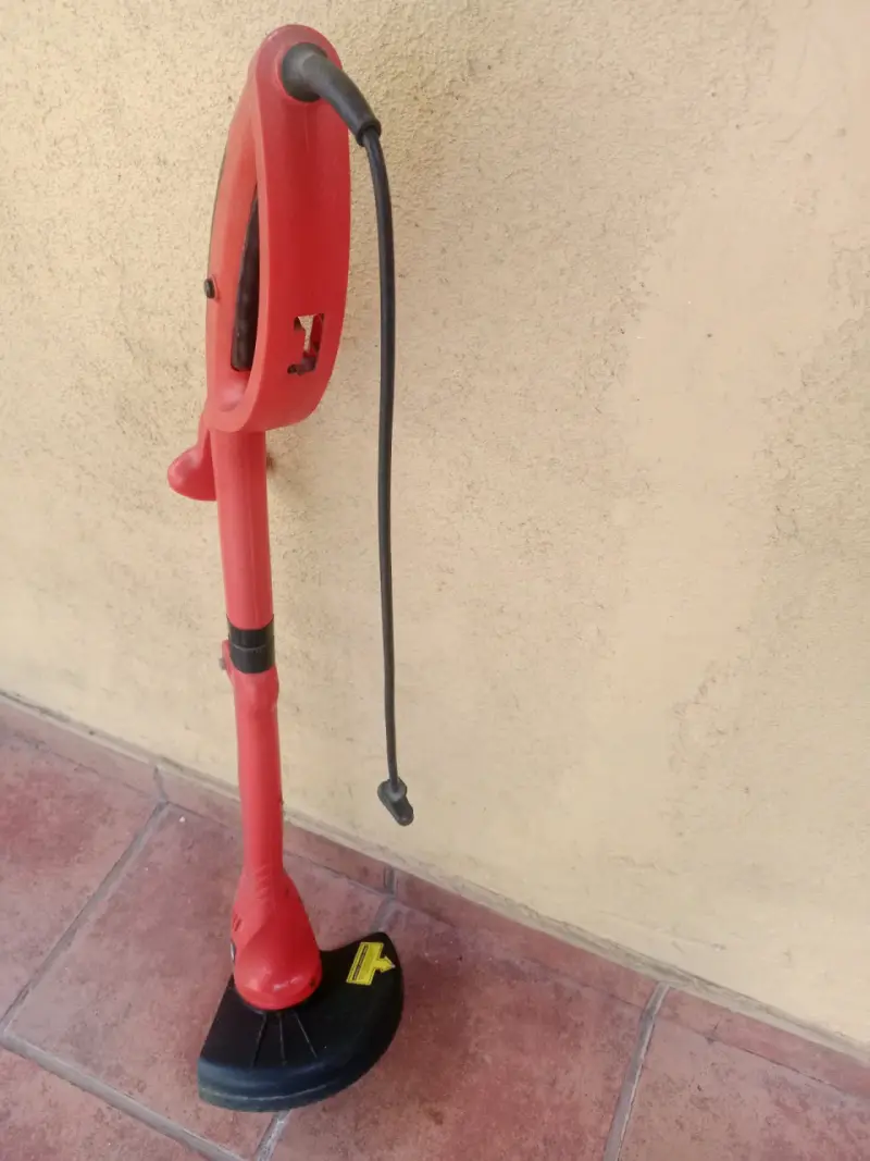Orilladora eléctrica roja - 1