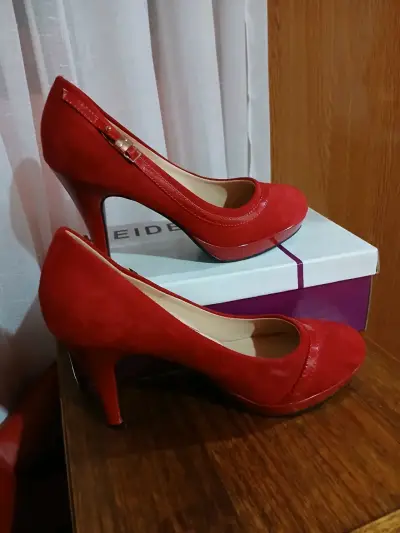 Zapatos de tacón rojo - miniatura 2