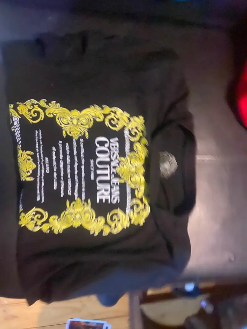 Polera negra estampada