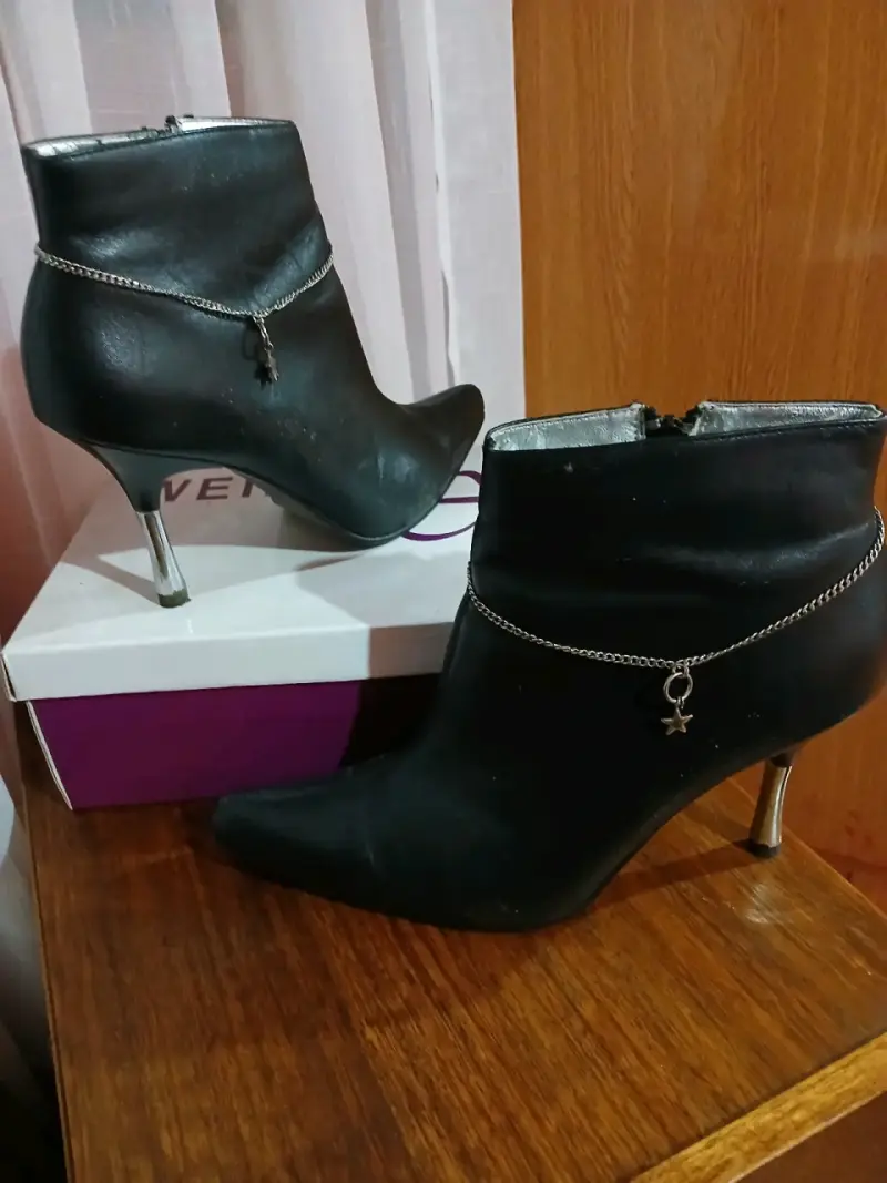 Botines negros con tacón y detalle - 1