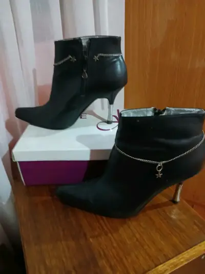 Botines negros con tacón y detalle - miniatura 2