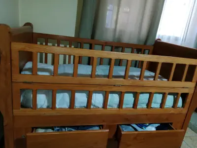 Cuna de madera con cajones - miniatura 1