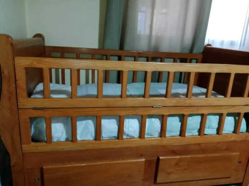 Cuna de madera con cajones - 3