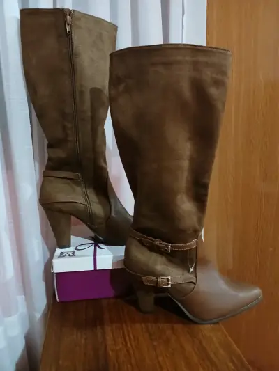 Botas altas marrones con tacón - miniatura 1