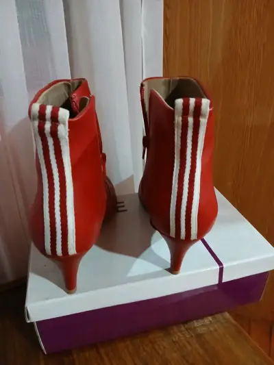 Botines de tacón rojos - miniatura 2