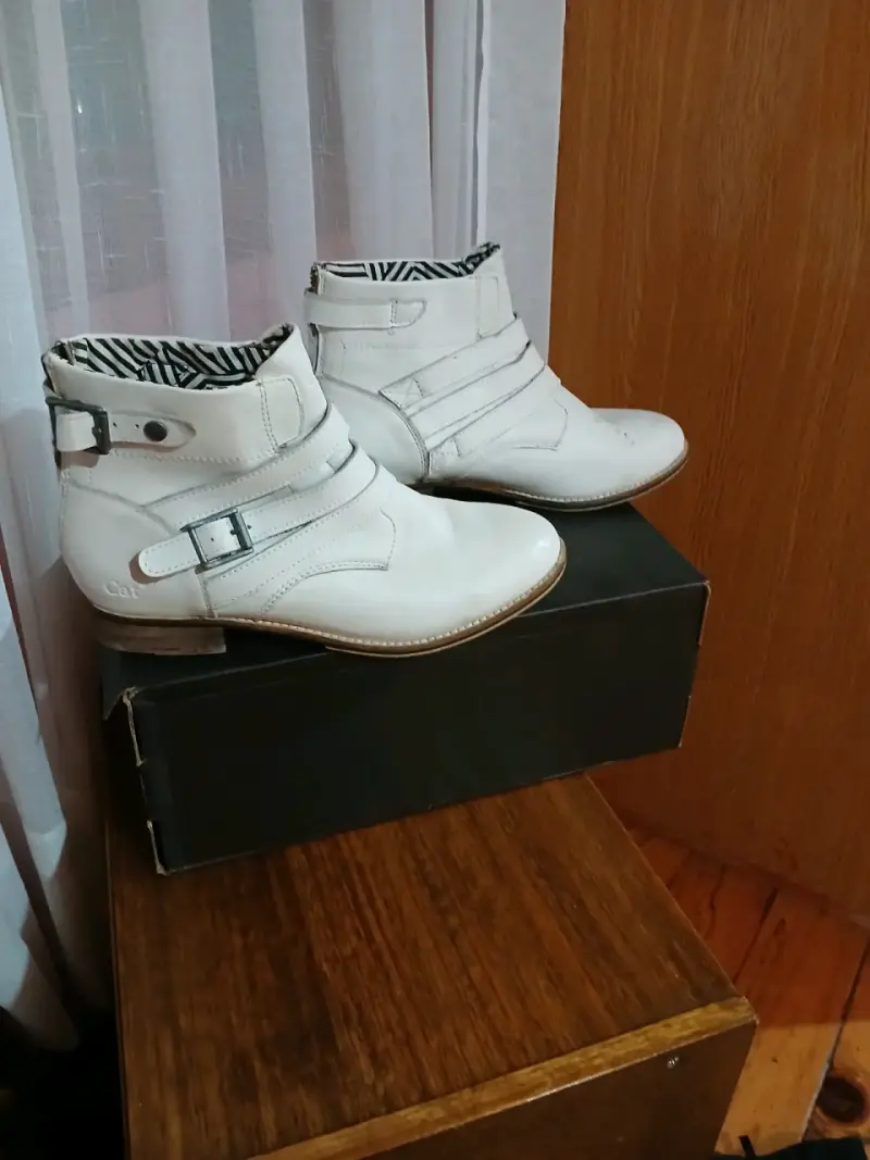 Botines blancos con hebillas - 1
