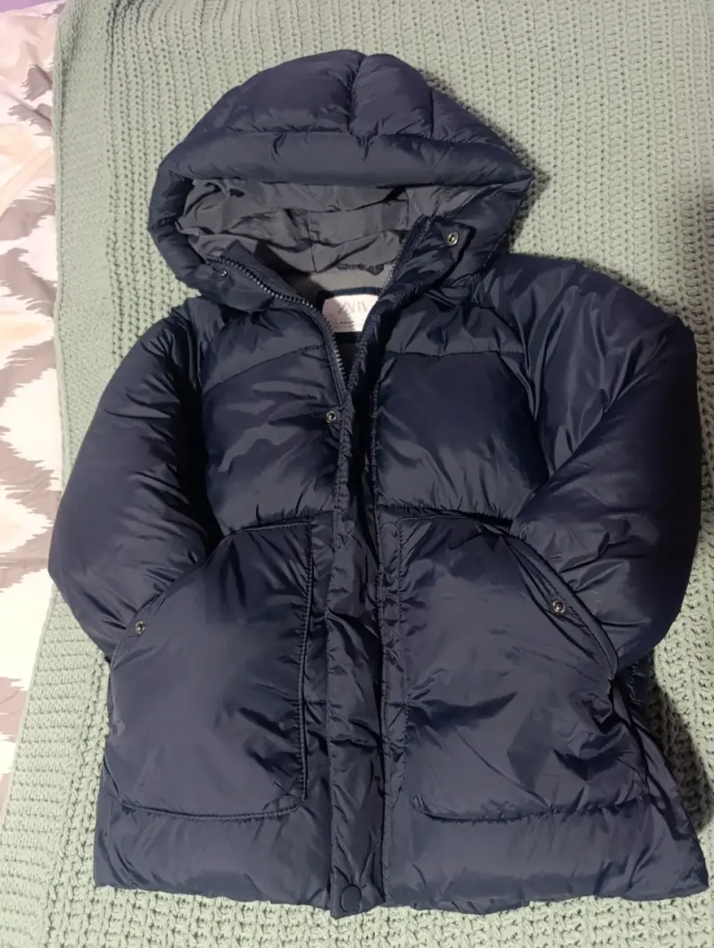 Parka azul marino con capucha