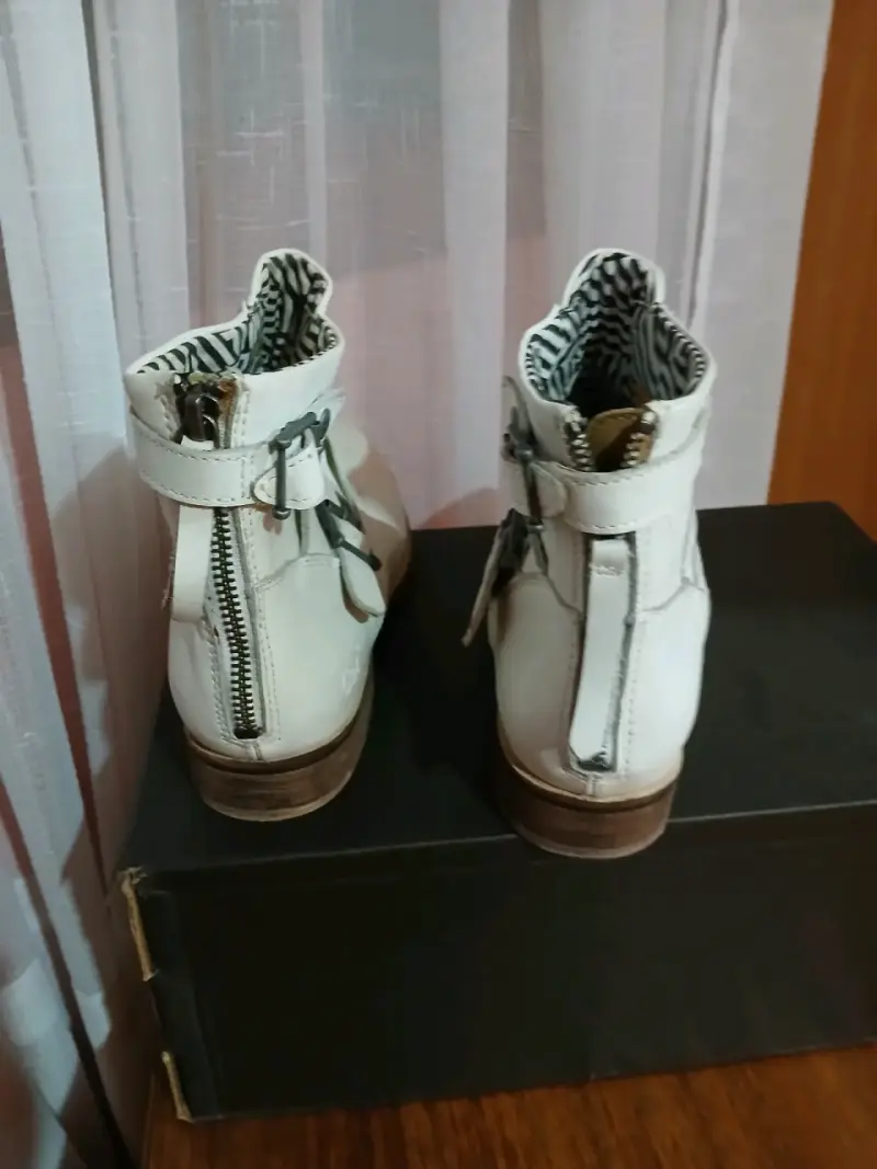 Botines blancos con hebillas - 2