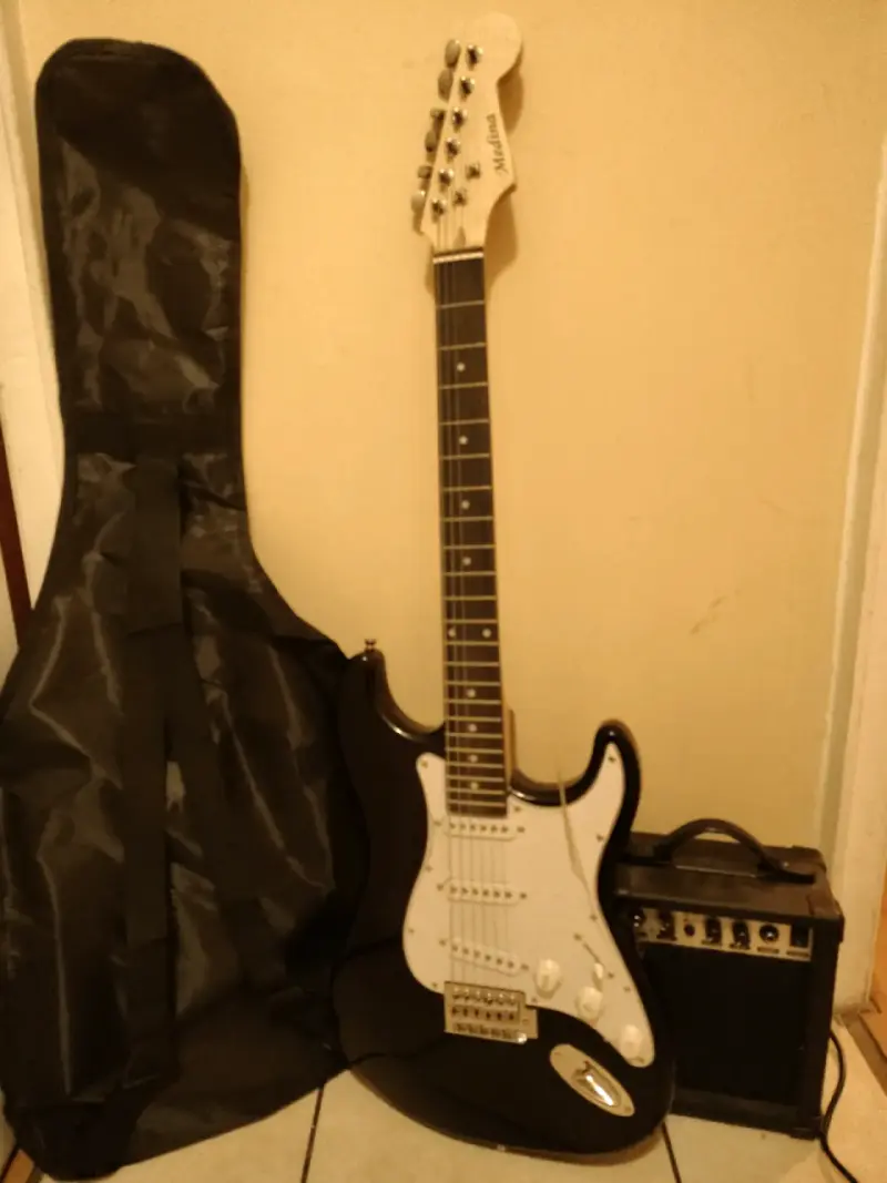 Guitarra eléctrica Basswood - 1