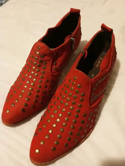 Zapatos rojos con tachas - miniatura 1