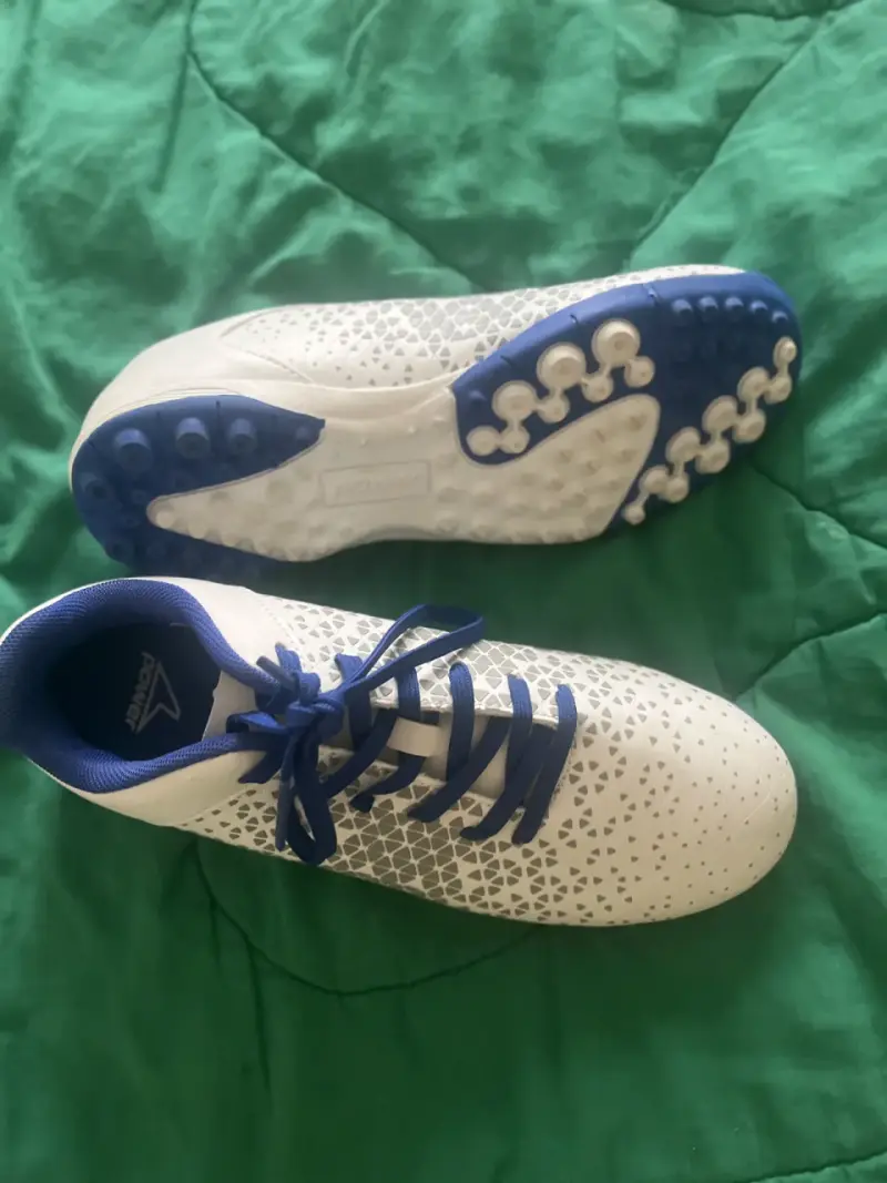 Zapatillas deportivas blancas y azules - 1