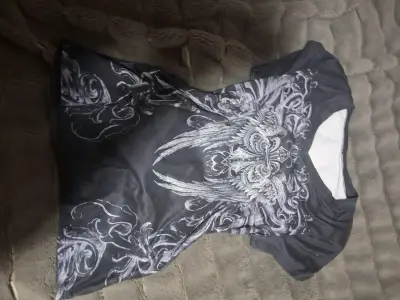 Polera negra con diseño blanco - miniatura 1
