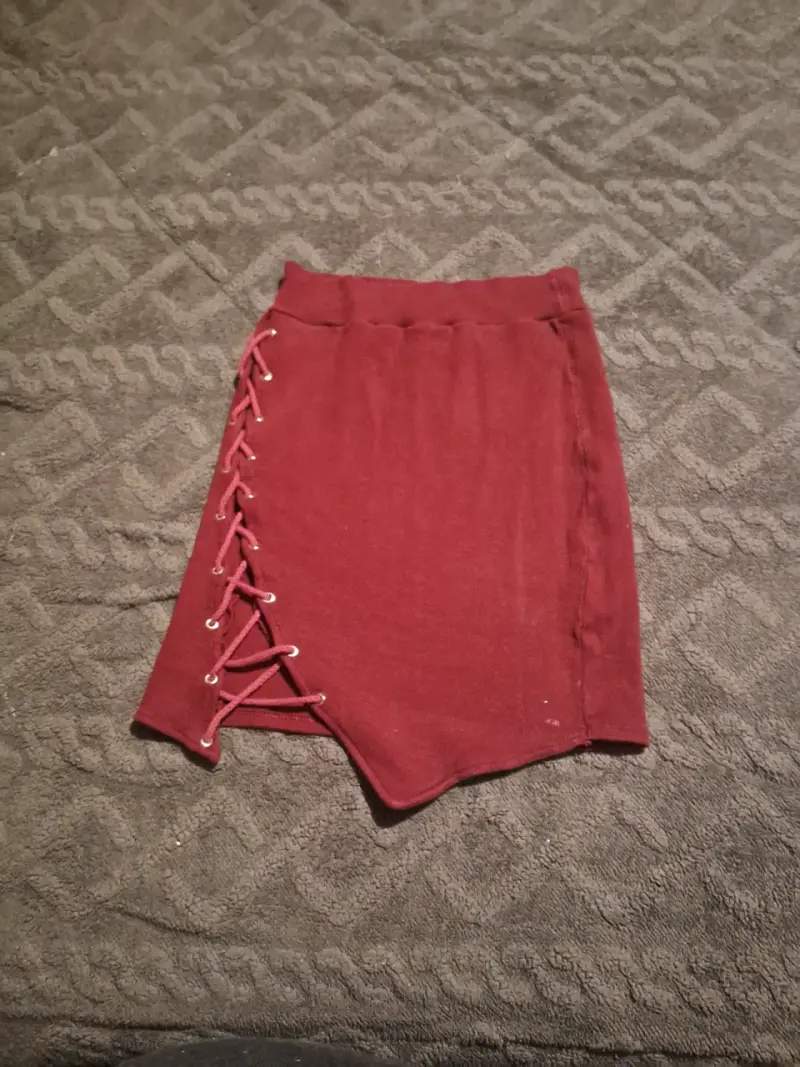 Falda corta burdeos con cordones