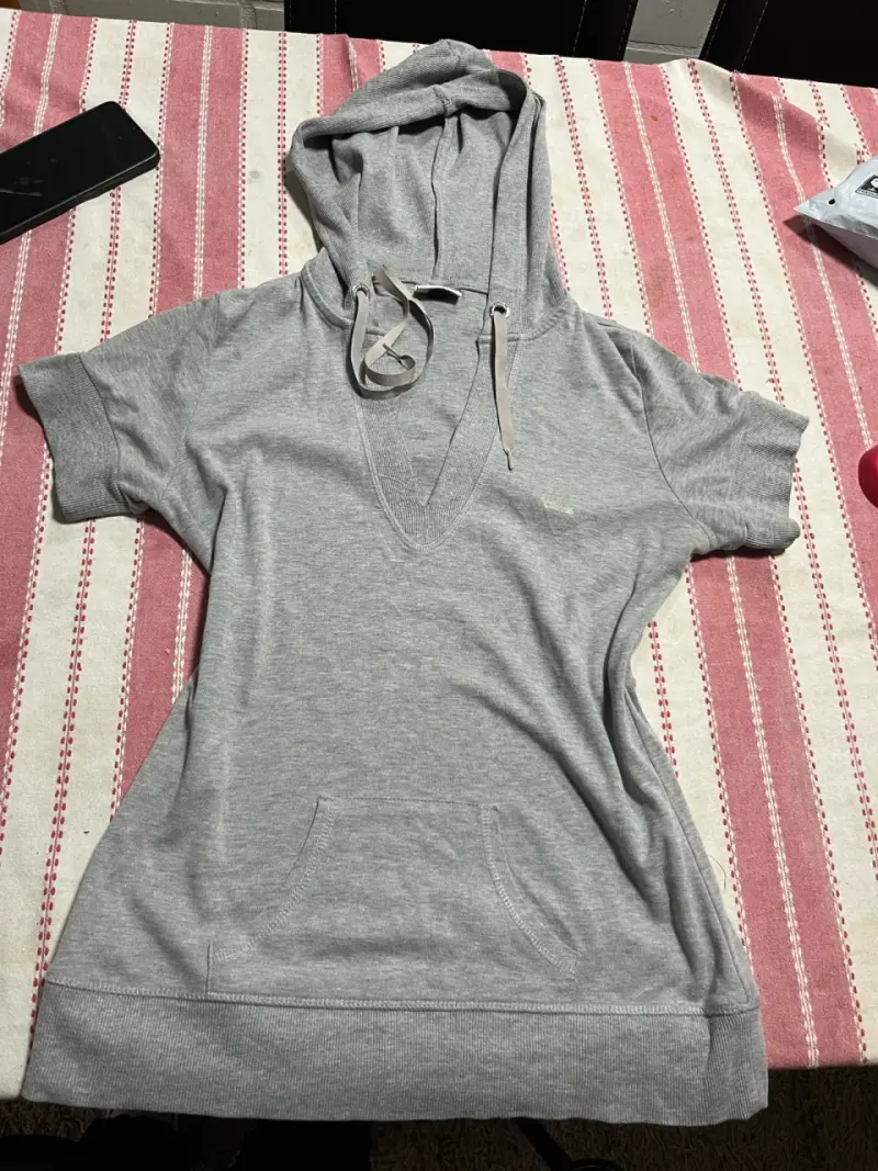 Polerón gris con capucha - 1