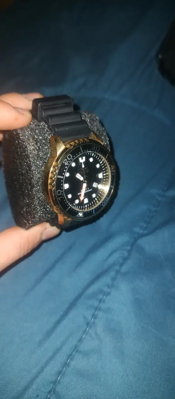Reloj invicta pro diver sumergible dorado y negro - 1