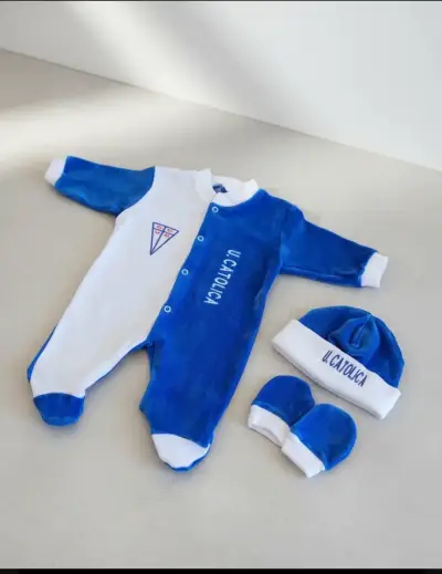 Conjunto de bebé U. Católica - miniatura 1
