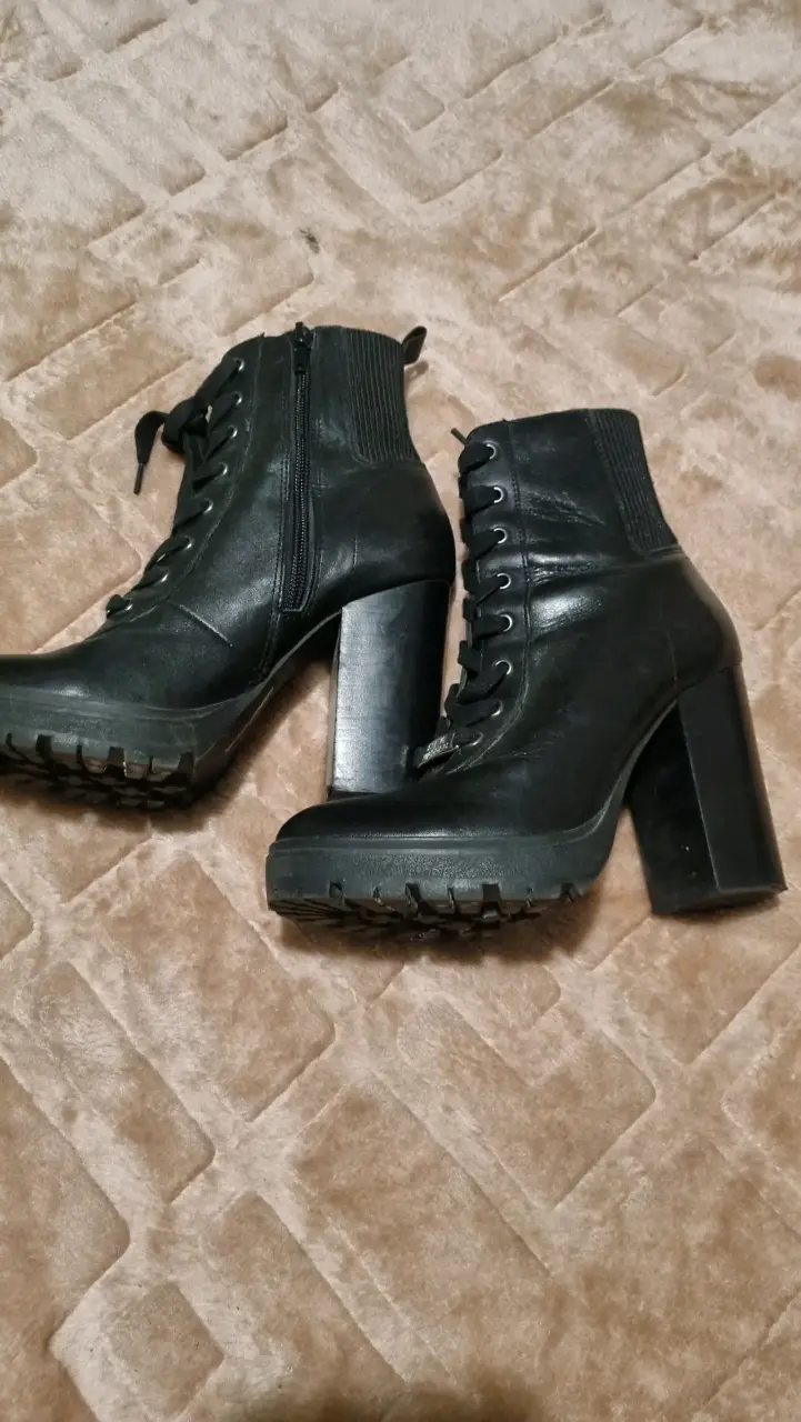 Botines negros con tacón alto - 1