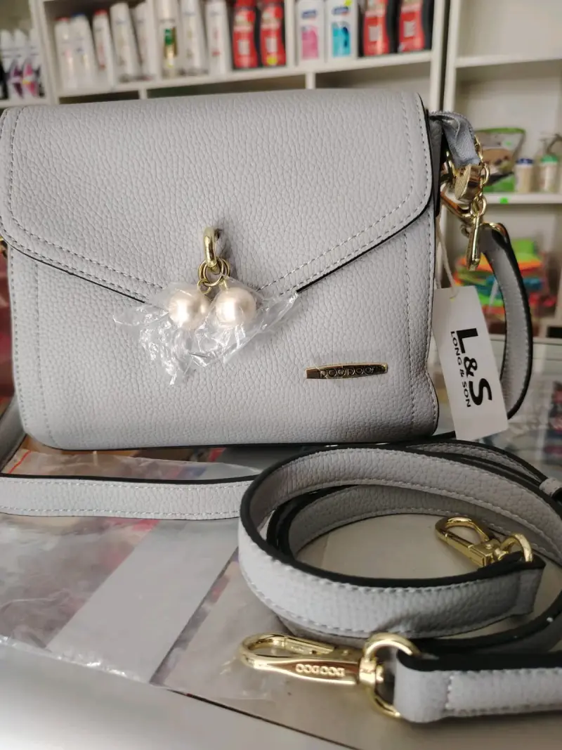 Cartera gris con detalle de perlas - 1