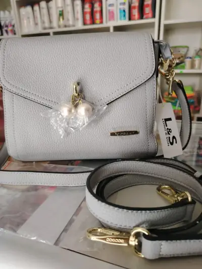 Cartera gris con detalle de perlas - miniatura 1