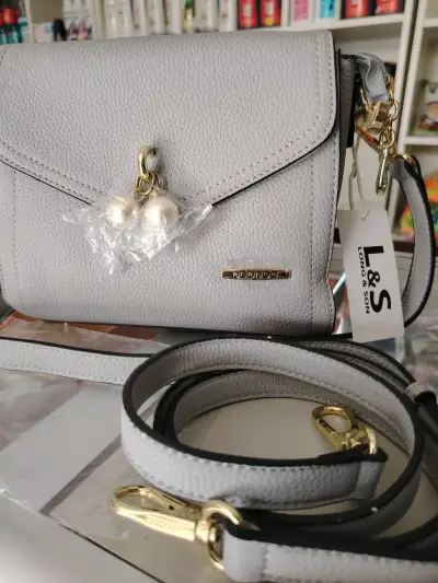 Cartera gris con detalle de perlas - miniatura 2