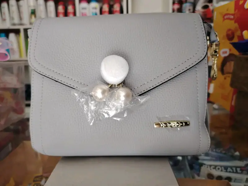 Cartera gris con detalle de perlas - 3