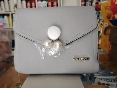 Cartera gris con detalle de perlas - miniatura 3