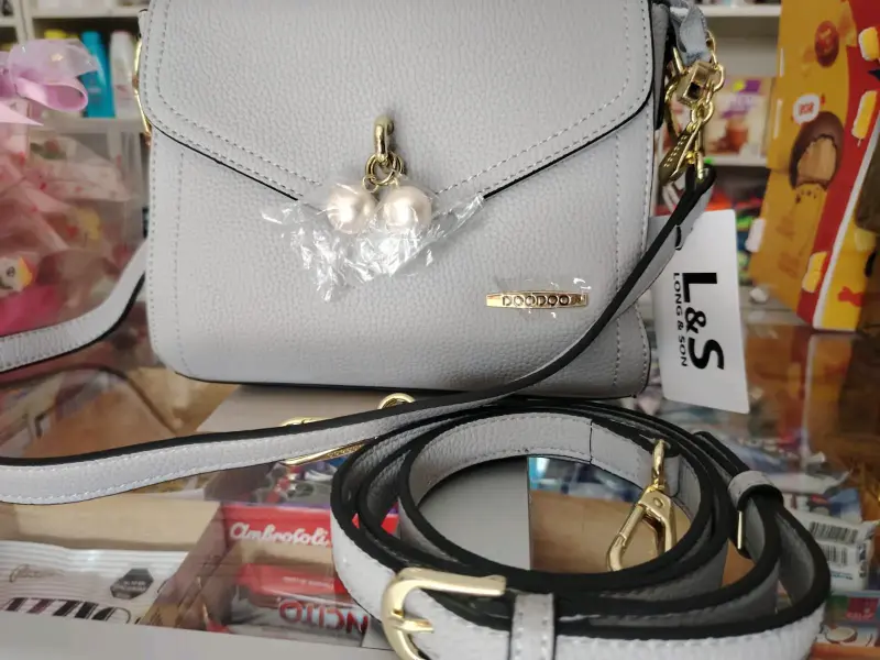 Cartera gris con detalle de perlas - 4