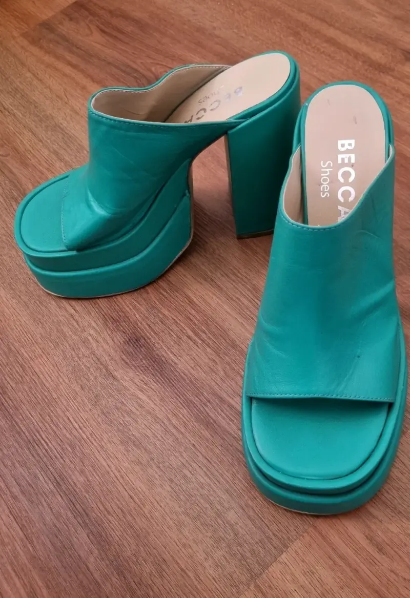 Tacones plataforma verde BECCA