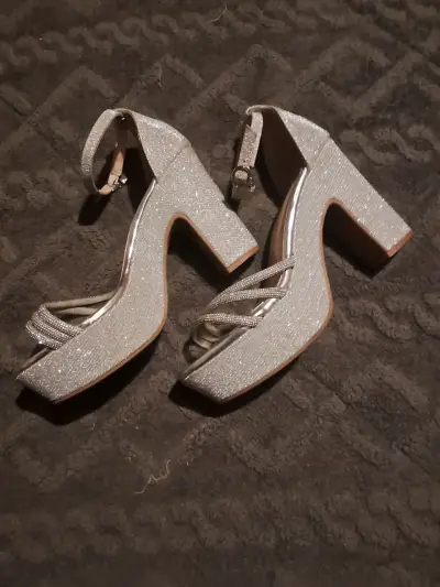 Sandalias brillantes con taco alto - miniatura 1