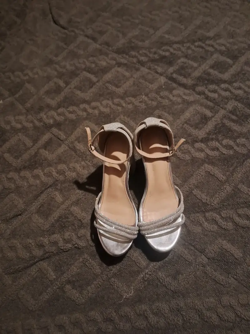 Sandalias brillantes con taco alto - 2