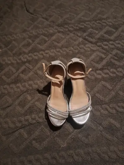 Sandalias brillantes con taco alto - miniatura 2