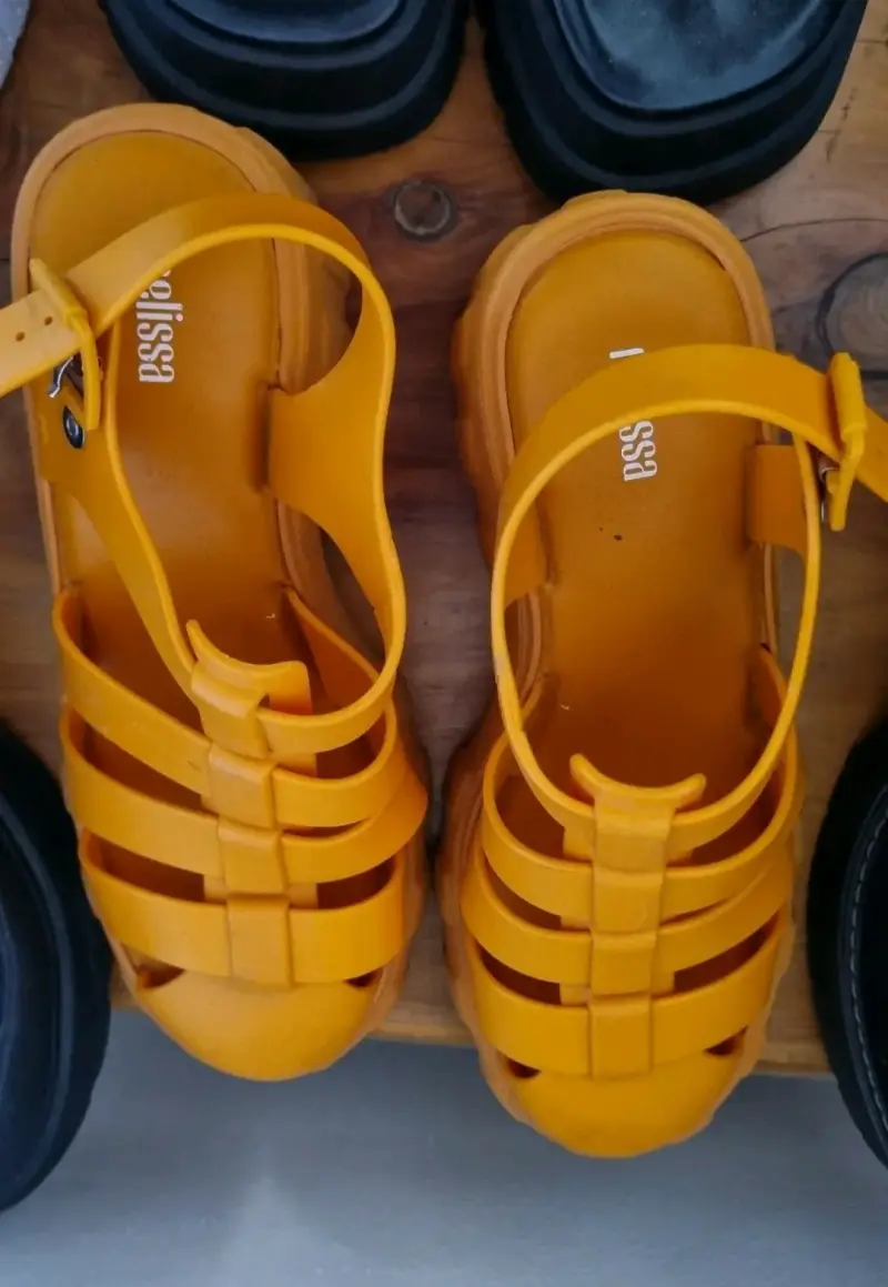 Sandalias naranja con hebilla