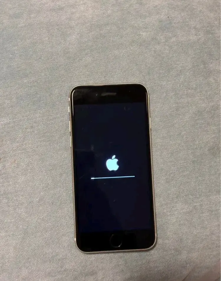 iPhone con pantalla encendida - 2