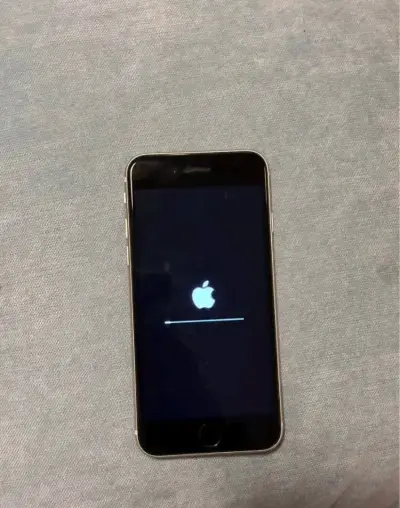 iPhone con pantalla encendida - miniatura 2